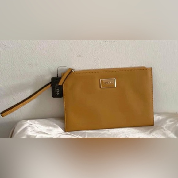 Guess wristlet with logo on the front - Picture 5 of 7
